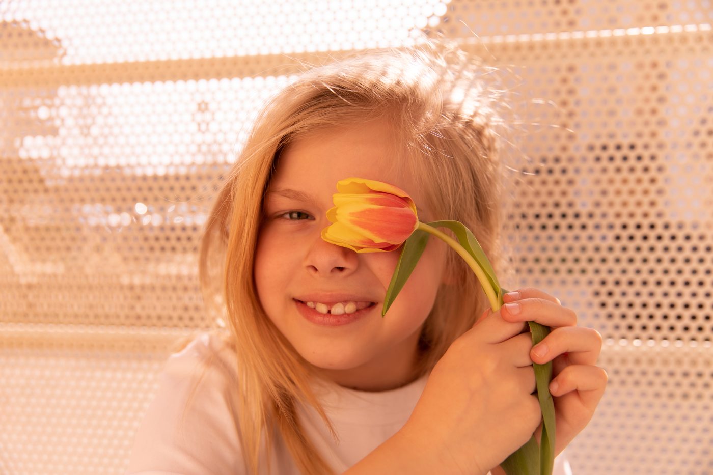 Enfant souriant et apaisé, symbole de la sérénité retrouvée grâce à KidSpend